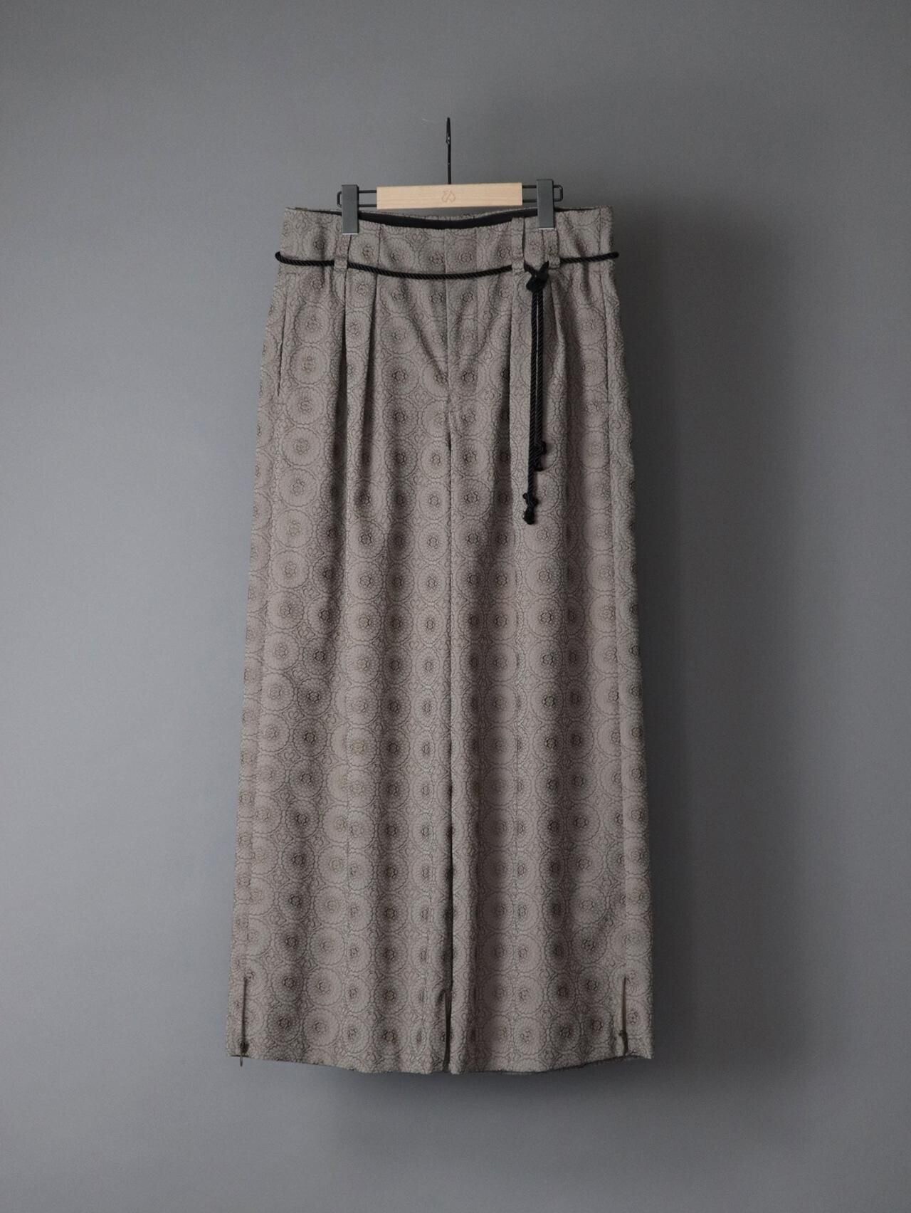 ETHOSENS Embroidery Squeeze Slacks Beige