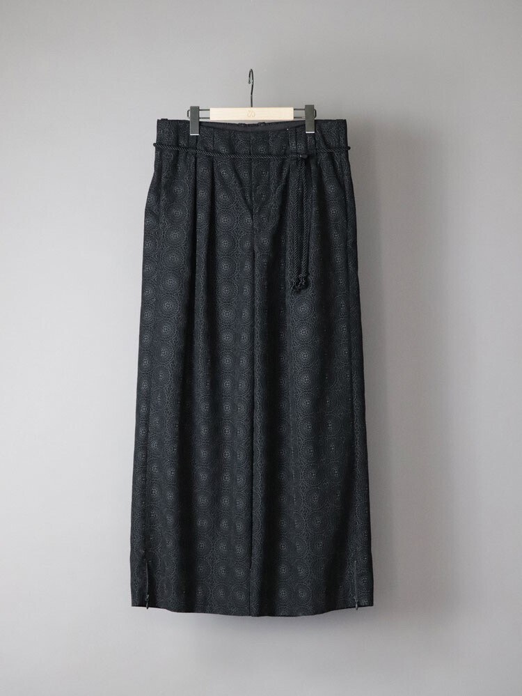 ETHOSENS Embroidery squeeze slacks B
