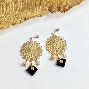 Brooklyn Charm ブラックオニキス×ダブルクリスタルフィリグリーキャッチピアス(4780J0143)