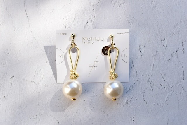 Matilda rose metal knot pearl
