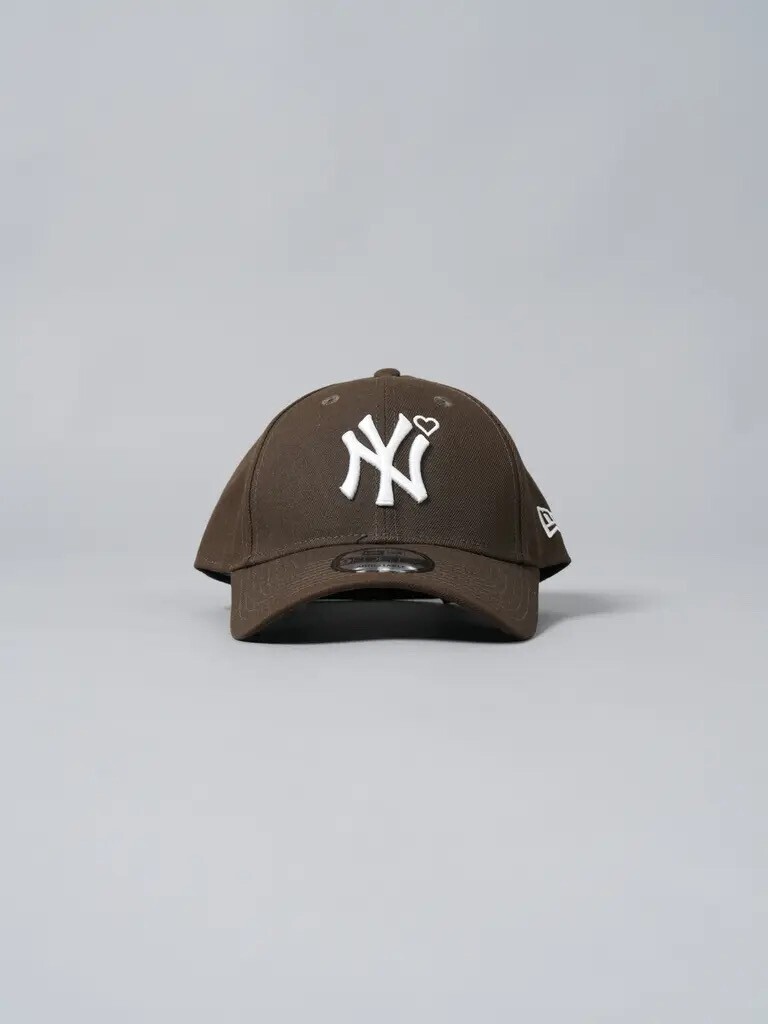 BASICKS 9 FORTY Yankees Heart Embroidery Cap / ベスボールキャップ (ブラウン/ホワイト)