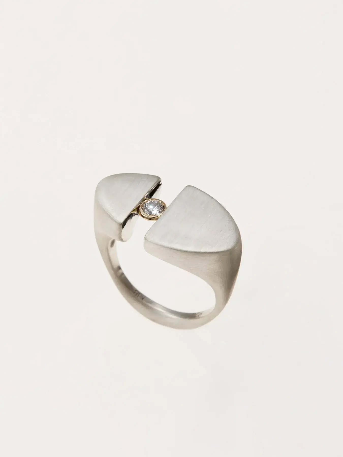 ENEY ARCH DIAMOND SIGNET RING