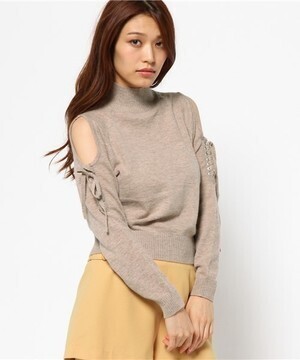 Lily Brown 肩開きレースアップニット