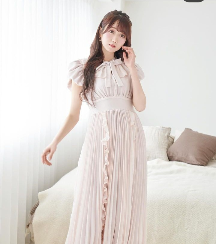 Rosé Muse Chiffon pleated dress