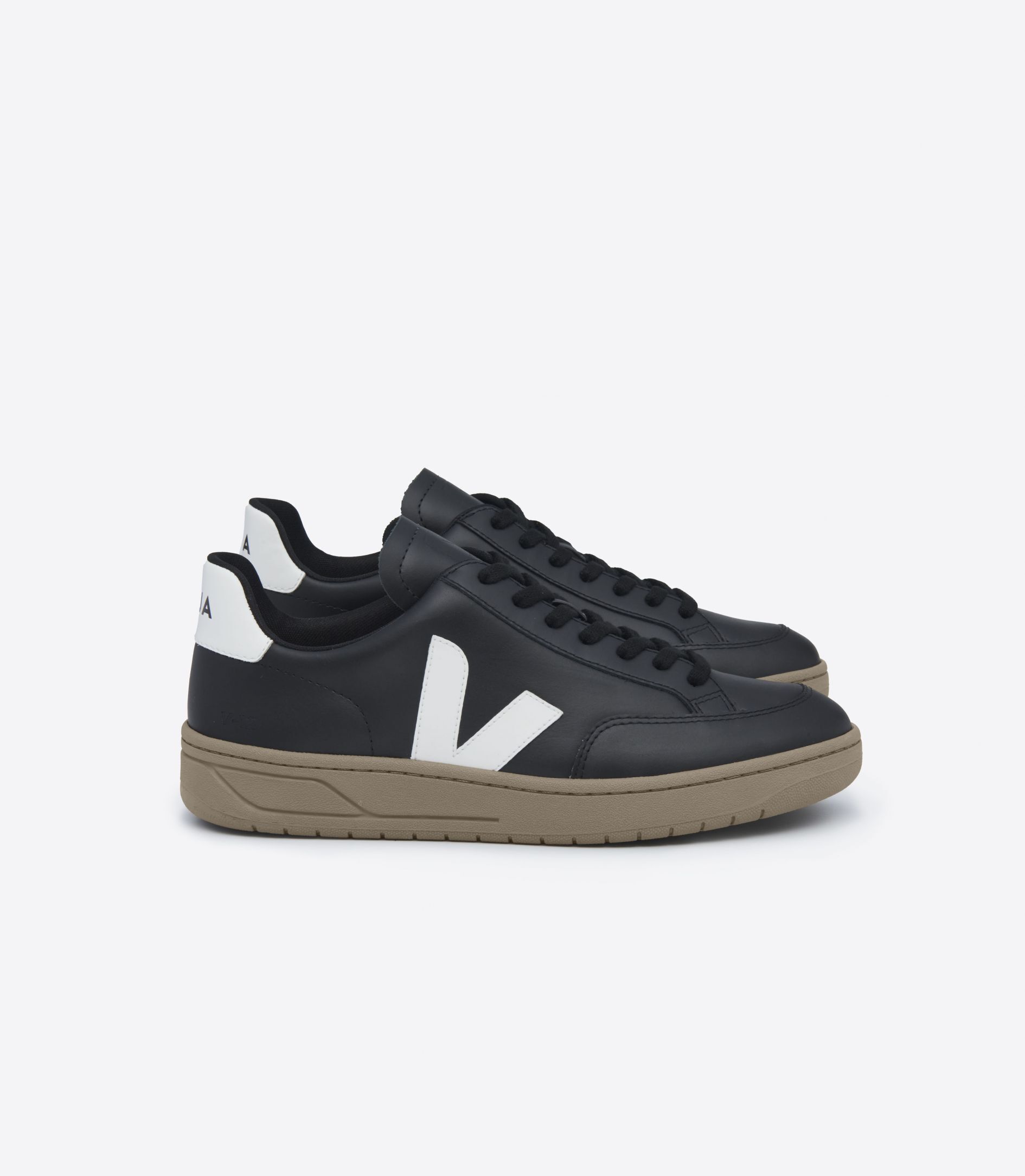 VEJA V-12 LEATHER BLACK WHITE DUNE