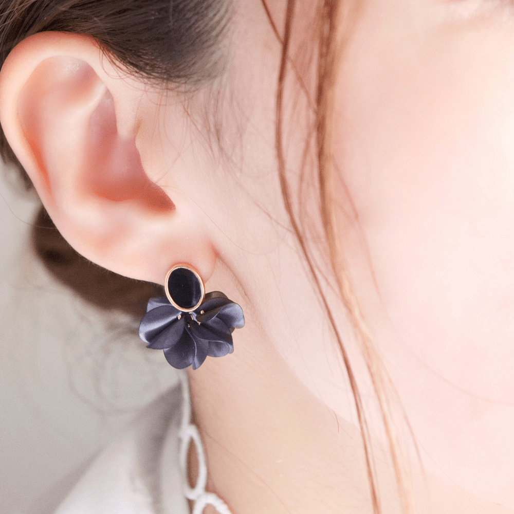chiko 花咲きフリルのアンティークピアス（18Kgp）｜ブラックフリル
