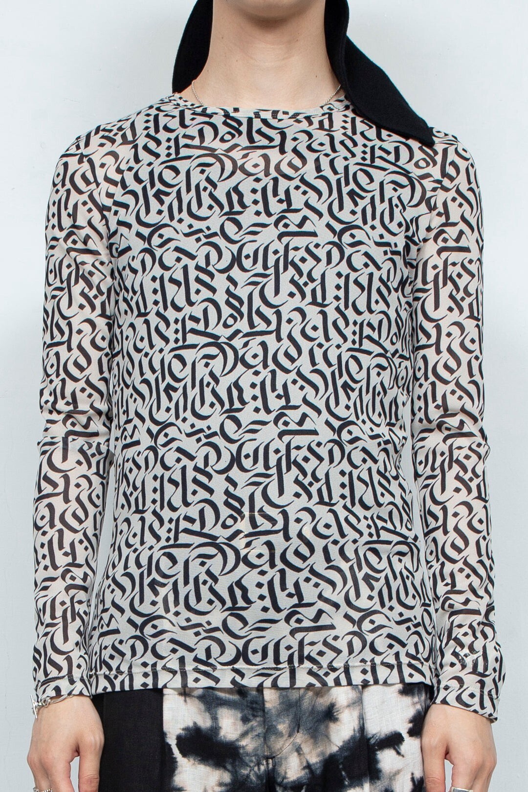 disemBySiiK Calligraphy Sheer Slim Fit Tops BEIGE