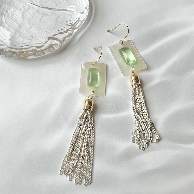 MU MU/ デザインシェル×タッセルチェーンピアス