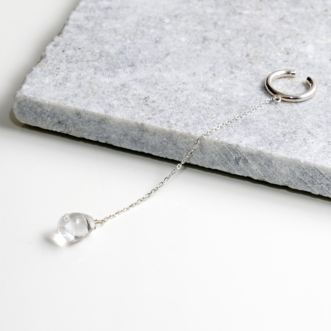 Kumpel by P <Tropfen>Drop Crystal Chain Earcuff