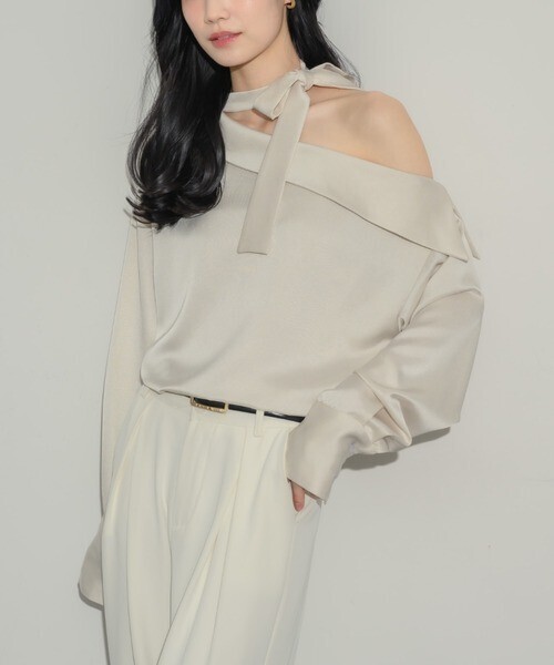 NEUNA 2wayサテンワンショルブラウス