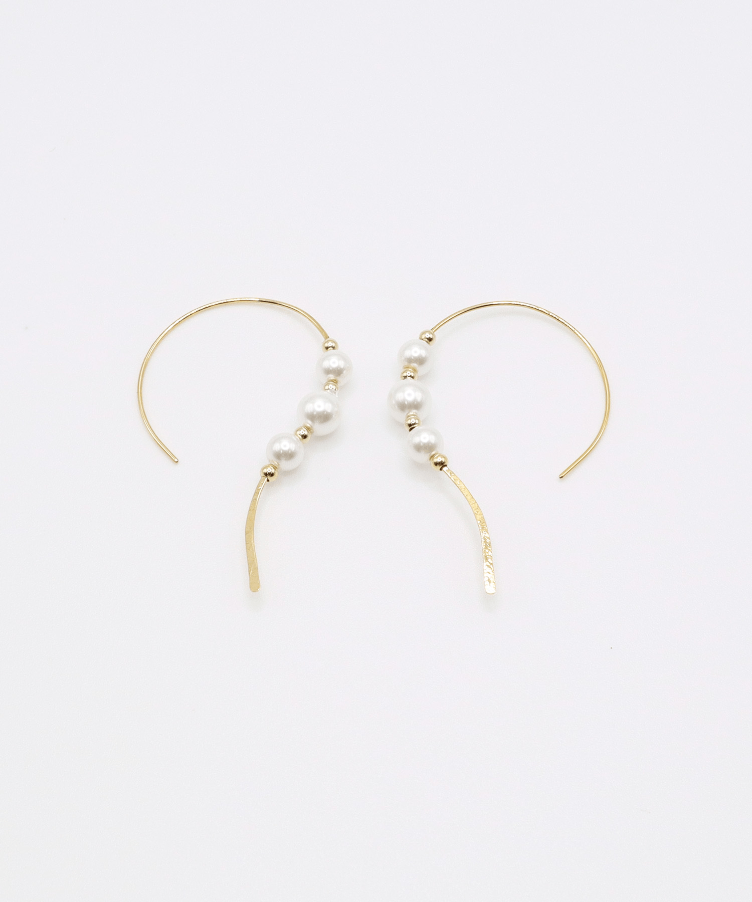 VATSURICA 〈AF067P4〉ステンレス /  パール ライン カーブ ピアス