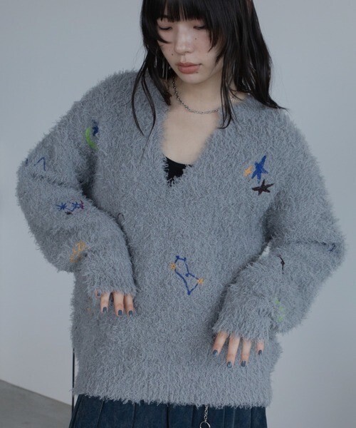 VACANCY アート柄ランダム刺繍キーネックニット