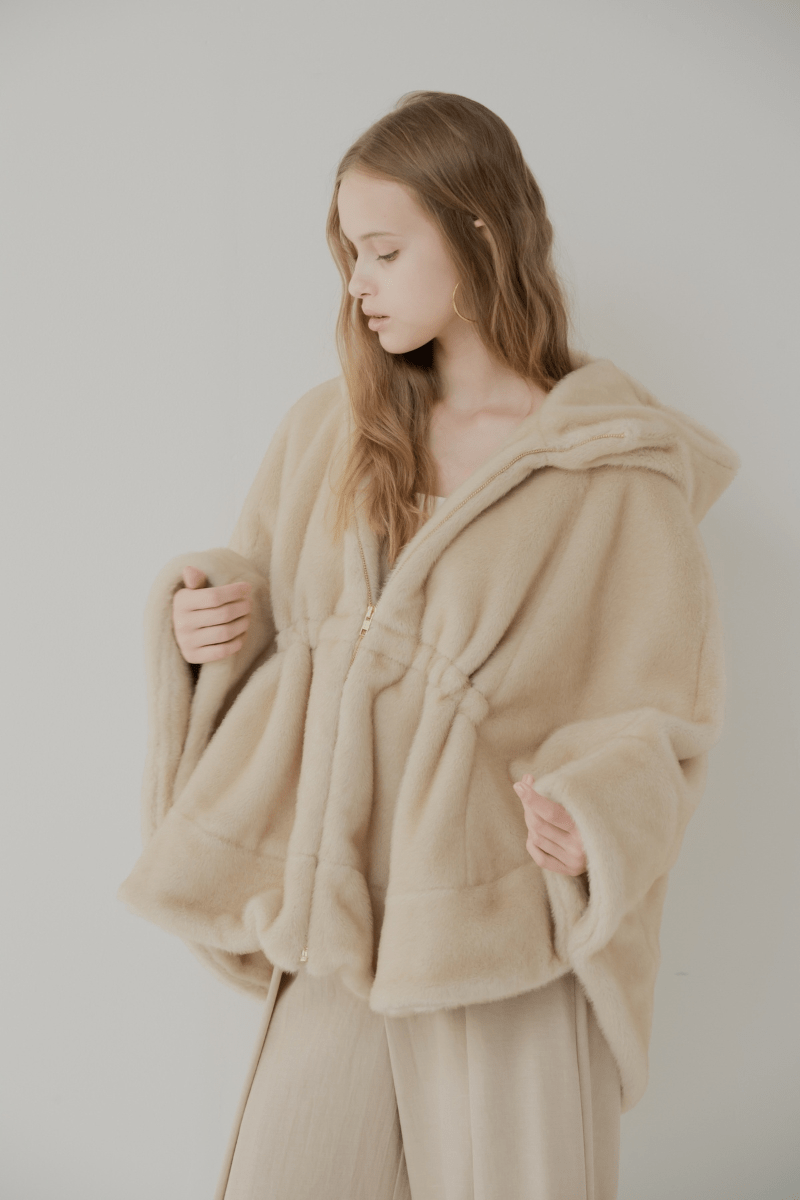 maison de Dolce. teddy poncho/beige