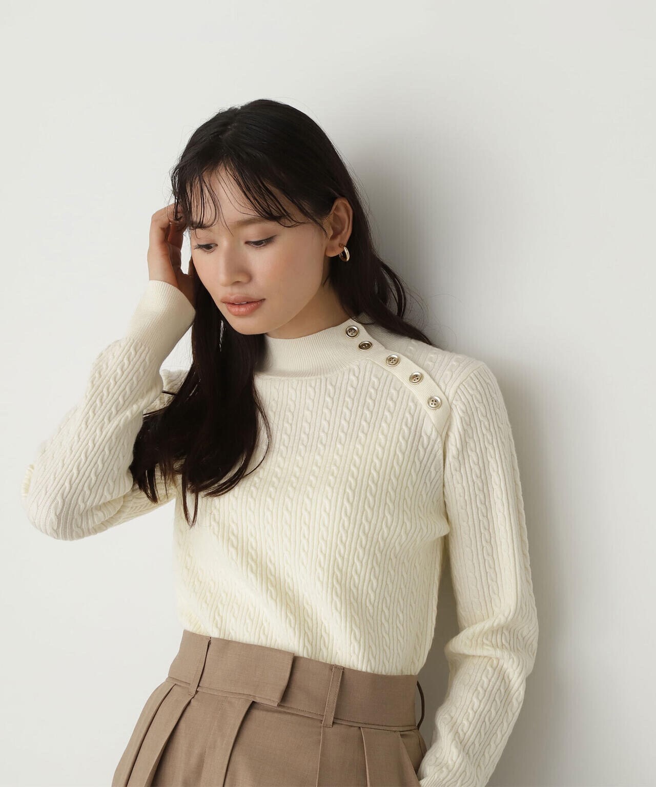 NATURAL BEAUTY BASIC ショルダーボタンケーブルニット