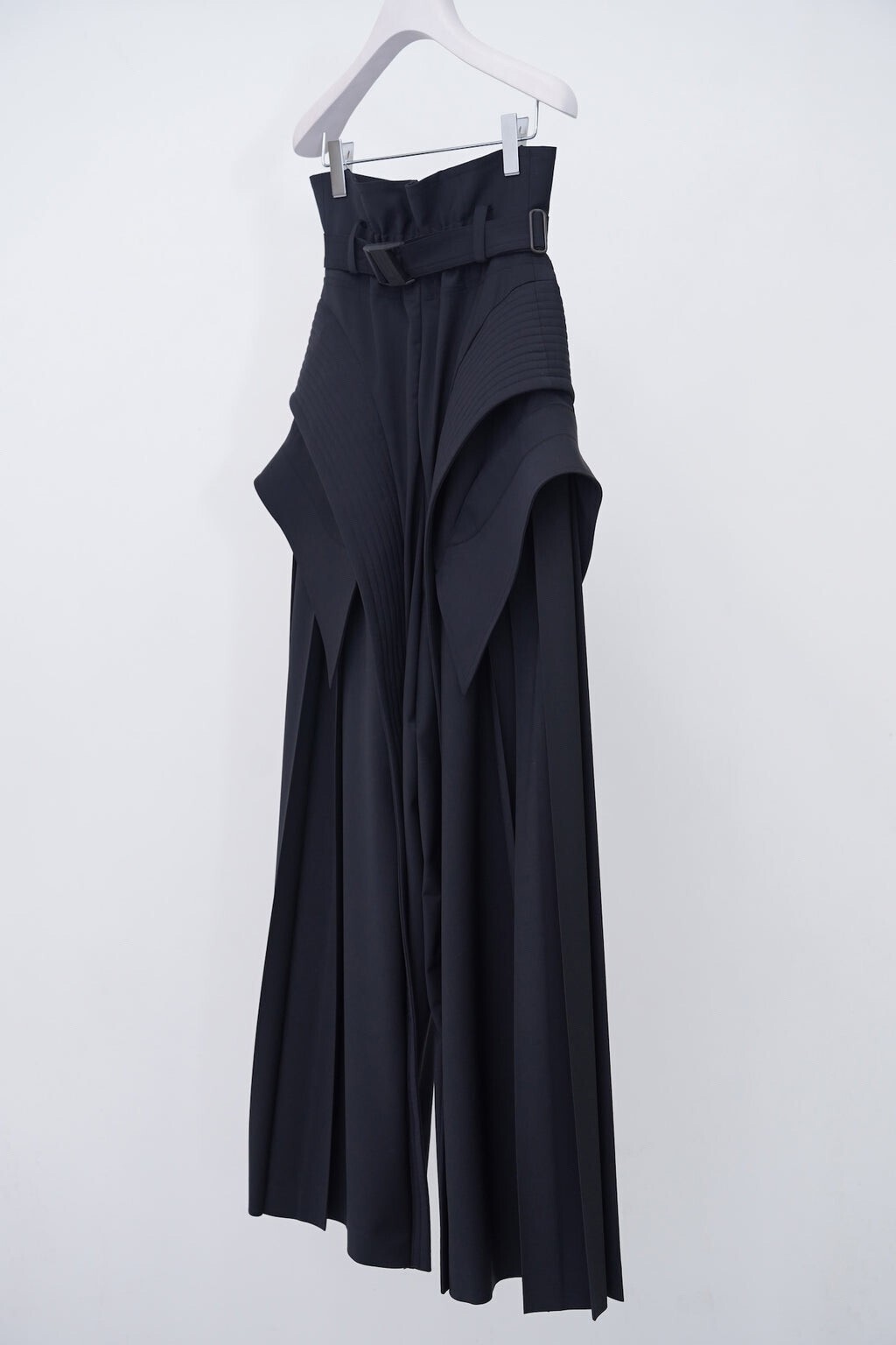 HATRA Atlantis Pleats Trousers / black