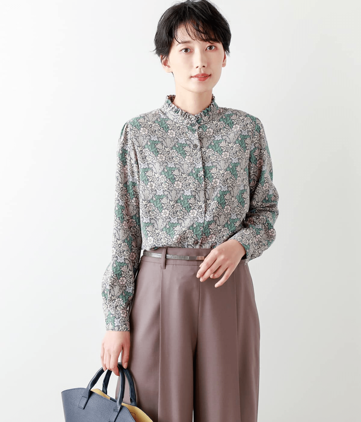 NEWYORKER シルバーリーフプリント スタンドカラーブラウス