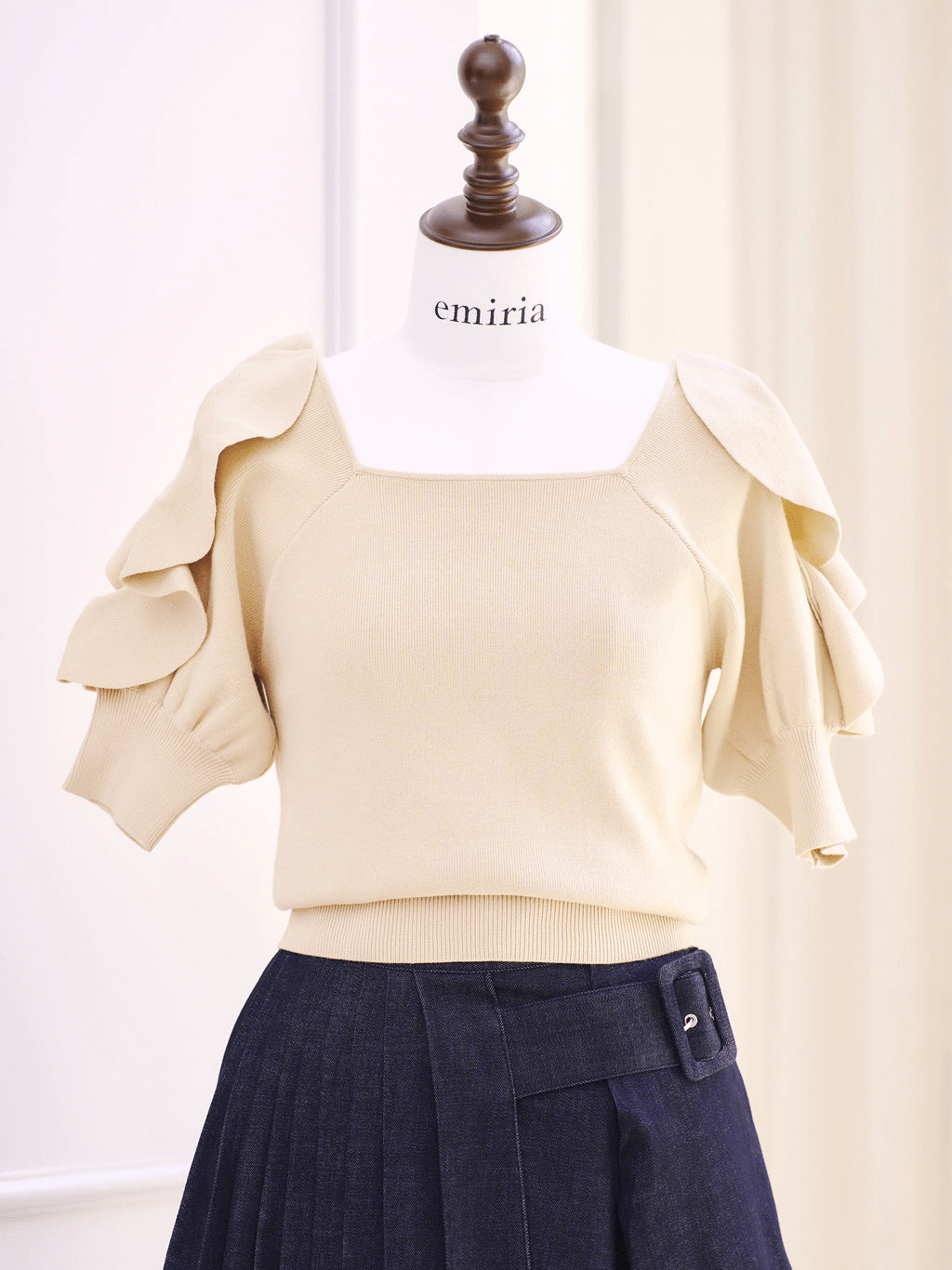 EmiriaWiz Petal sleeve knit tops